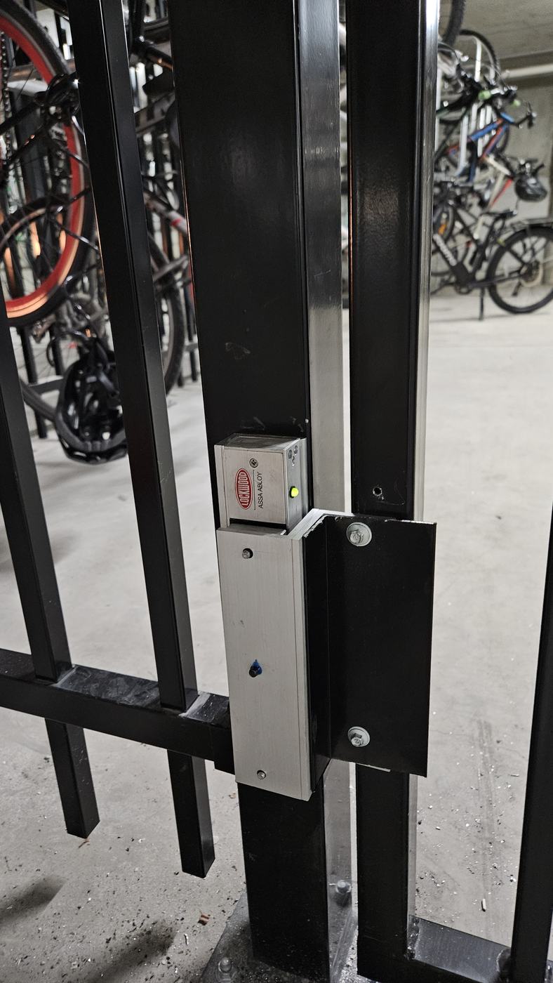 Electromagnetic lock and access control on a building gate Electromagnetic lock and access control on a building gate